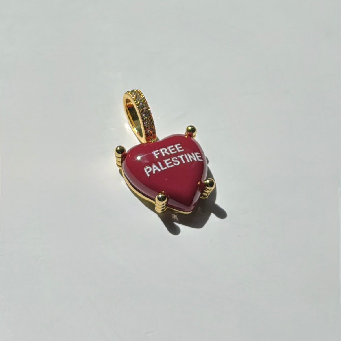 Red Velvet Charm „Free Palestine“