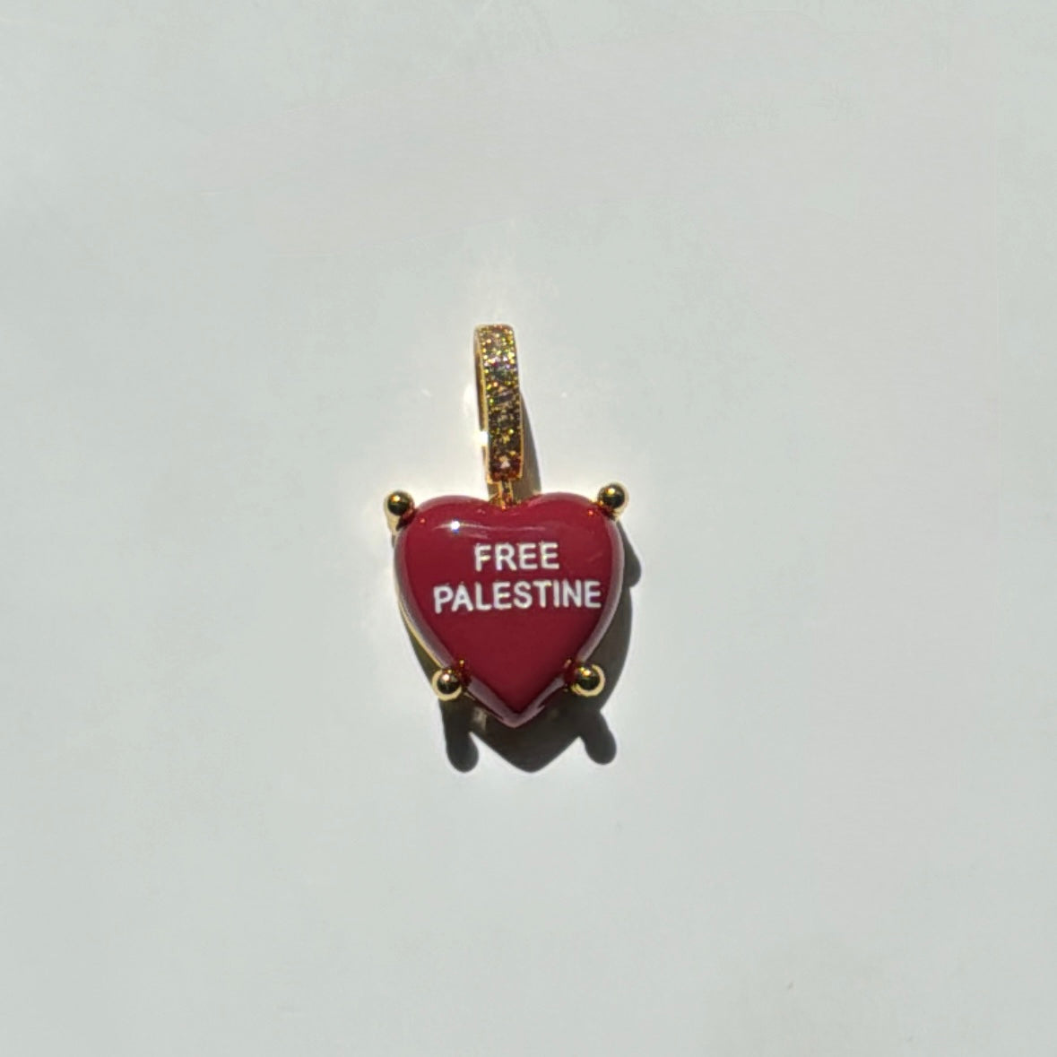 Red Velvet Charm „Free Palestine“